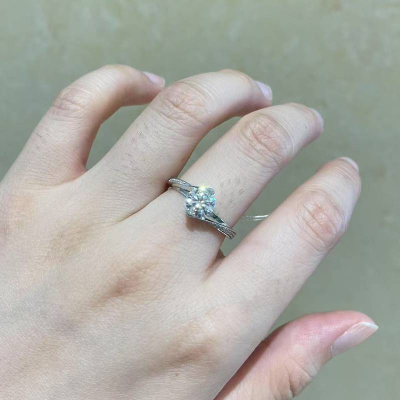 扭臂Women's RingS925银镀白金定制选款主石Moissanite1.0ct/副石高碳钻